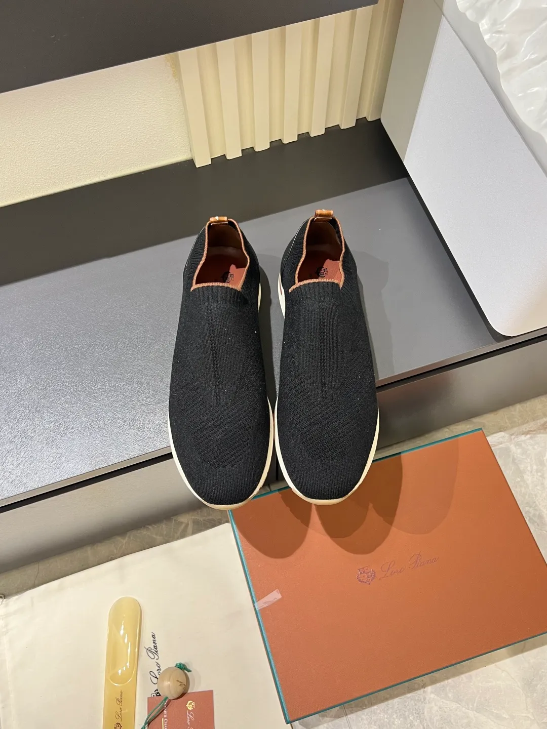 Men's Men's Shoes 💰p380 Loro Men's Shoes 💰piana/Noyo Piana 360 L Men's Shoes 💰p Flexy Walk Men's Sports Shoes These sports shoes are made of knitted wool uppers, and the heel is wrapped in smooth calf leather. Merino sheep are selected from Australia and New Zealand. The upper is machine-woven like a sweater, and then equipped with a white rubber outsole and a Kummel-colored sole. It is both beautiful and non-slip. The fabric is 100% cashmere and the insole is calf leather. It is super comfortable on the feet! Comes with full original packaging! Multiple colors available! Size: 38-44 (45 customized)